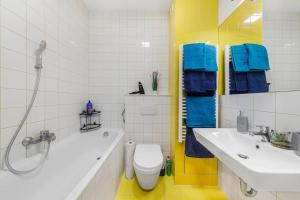 布拉格Apartment in Prague N1的带浴缸、卫生间和盥洗盆的浴室
