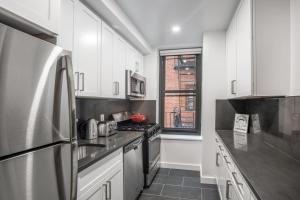 Upper W Side 1BR w Doorman nr Central Park NYC-288的厨房或小厨房