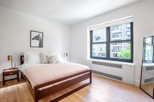 Upper W Side 1BR w Doorman nr Central Park NYC-288客房内的一张或多张床位