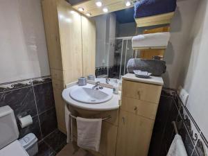 瓦伦西亚Valencia Canyamelar Beach Apartments的一间带水槽和镜子的浴室