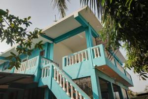 巴加Comfort Holiday Home的蓝色和白色的房子设有阳台