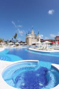 蓬塔卡纳Bahia Principe Fantasia Punta Cana - All Inclusive的一座大型游泳池,其建筑背景为:
