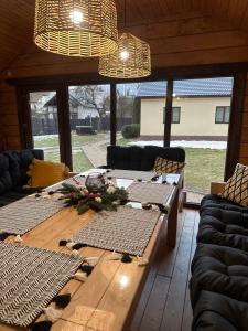 Nizhniy StudenyyFRIENDS HOUSE - Ізки 33的客厅配有木桌和沙发
