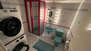 汉诺威Apartment in Laatzen! contactless check-in的浴室配有卫生间、盥洗盆和洗衣机。