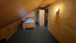 汉诺威Apartment in Laatzen! contactless check-in的小房间设有床和木墙
