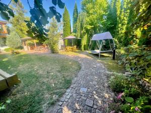 拉加希姆斯Dimanti的一个带帐篷和小径的花园
