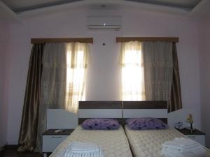 库塔伊西Fortuna 2024的一间卧室设有一张床和两个窗户。