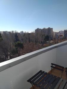 卡斯特利翁-德拉普拉纳卡斯特利翁佩尔戈拉公寓 的市景阳台的长凳