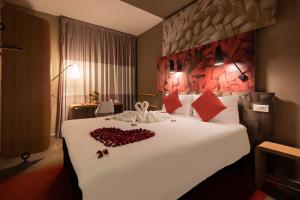 卡萨布兰卡卡萨宜必思旅行者酒店的一间卧室,配有一张由玫瑰制成的心床
