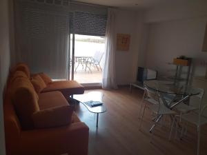 卡斯特利翁-德拉普拉纳卡斯特利翁佩尔戈拉公寓 的带沙发和玻璃桌的客厅