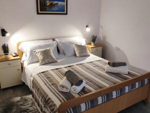 卡什泰拉Apartment Castellina的一间卧室配有一张大床和毛巾