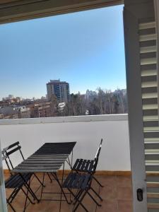 卡斯特利翁-德拉普拉纳卡斯特利翁佩尔戈拉公寓 的美景阳台配有桌椅