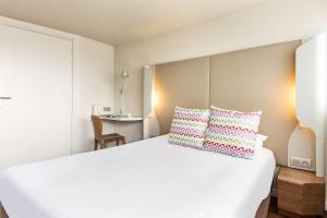 安锡钟楼阿内西克兰杰维耶酒店的卧室配有一张带两个枕头的大白色床