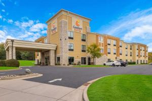 哈德森Comfort Suites Hudson I-94的停车场酒店 ⁇ 染