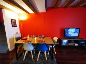 雷泽Trentemoult : Charmante grande maison avec vue sur Loire 105 m2的一间带桌椅和电视的用餐室