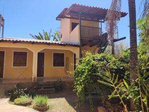 戈亚斯州上帕莱索Chalé da Selma I (Isaías)的花园中带阳台的黄色房子