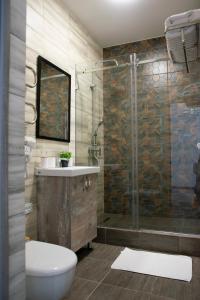 阿克套Tengri Hotel的带淋浴、卫生间和盥洗盆的浴室