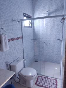 戈亚斯州上帕莱索Chalé da Selma I (Isaías)的白色的浴室设有卫生间和淋浴。