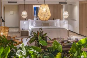 纳塔尔SERHS Experience Suítes的酒店客房配有一张床铺和一张桌子。