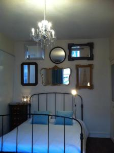 巴黎巴黎一间屋住宿加早餐旅馆的一间卧室配有一张带蓝色床单和吊灯的床。
