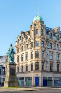 爱丁堡RÌGH Residences - George Street的前面有雕像的建筑