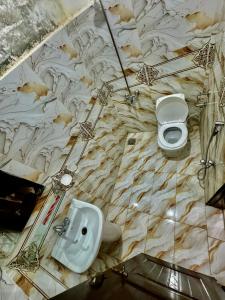 伊斯兰堡Al Atif Hotel的一间带盥洗盆、小便室和卫生间的浴室