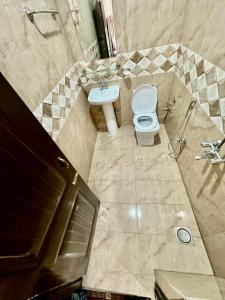 伊斯兰堡Al Atif Hotel的一间带卫生间和水槽的浴室