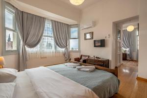 安塔利亚图利潘别墅酒店的一间卧室设有一张大床和一个窗户。