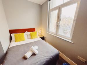 泰恩河畔纽卡斯尔3 Bedroom Apartment in the Heart of Newcastle - Modern - Sleeps 6的一间卧室配有一张床,上面有两条毛巾
