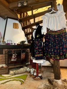 博尔沙Cabana Rustic的展示着衣服和壁炉