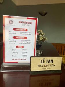 Nhà Nghỉ Phương Chi Mạo Khê的坐在桌子上边的标牌,上面有菜单