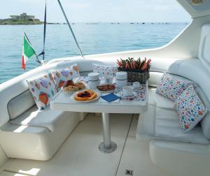 塔兰托Duca70 "Suite Home"的船上桌子上的一盘食物