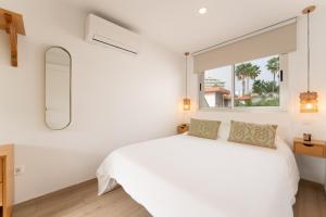 圣阿古斯丁Mangata Gran Canaria - Adults Only的白色的卧室设有一张大床和一个窗户