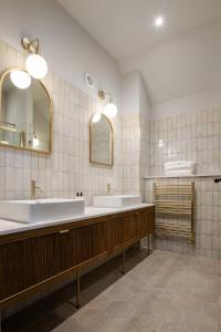 吉尔福德沃普莱斯顿广场酒店的浴室设有2个水槽和2面镜子