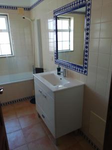 卡巴纳斯·德·塔维拉Apartamento Vista Mar的一间带水槽和镜子的浴室