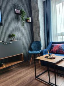 普罗夫迪夫Luxury Apartment/Studio的客厅配有蓝色的沙发和桌子