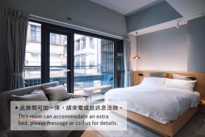 基隆雨岛旅店的一间卧室设有一张床和一个大窗户