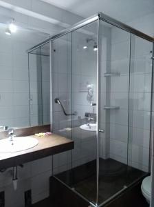 阿雷基帕Bella AQP的一间带玻璃淋浴和水槽的浴室