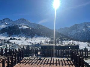 塞斯特雷Monolocale con terrazzo e vista spettacolare sui monti的享有雪覆盖的山峰和街灯的景色