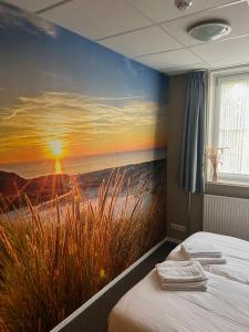 哈林亨兹霍夫住宿加早餐旅馆的卧室配有海滩绘画
