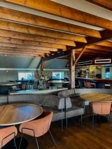 哈林亨兹霍夫住宿加早餐旅馆的餐厅设有木制天花板和桌椅