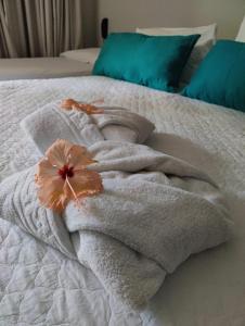 皮帕Pousada Waikiki Boutique的床上的毛巾,上面有花