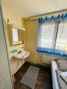 兰达Restaurant & Hostel Hole in One的一间带水槽和窗户的小浴室