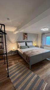巴特诺因阿尔-阿尔韦勒Stadtzauber Apartments的一间卧室,卧室内配有一张大床