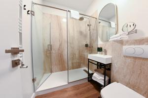 奥拉迪亚Leda Residence的带淋浴和盥洗盆的浴室