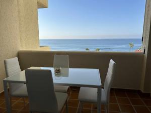 贝纳尔马德纳Luxury frontal al mar Benalbeach的一张桌子和椅子,享有海景