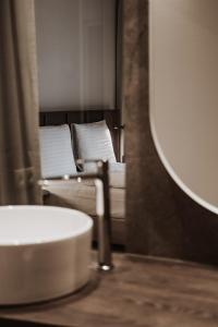 萨尔巴赫kerii - adults boutique hotel的一间带沙发、水槽和镜子的浴室