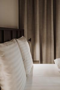 萨尔巴赫kerii - adults boutique hotel的床上的白色枕头