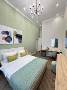 阿斯塔纳Five's Hotel Astana的一间卧室配有一张大床和一张书桌