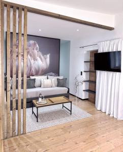 1 - 4 Pers. Apartment in Jeßnitz • Mawoi Living的客厅配有沙发和桌子
